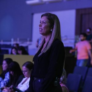 Alunos da Escola de Missões servindo durante o encerramento da Conferência de Cura
