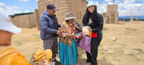 Entrega de Bíblias na Bolívia