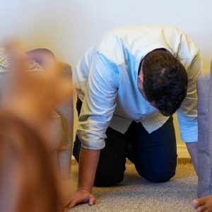 Equipes oram no COVV unidas pela fé e força da intercessão