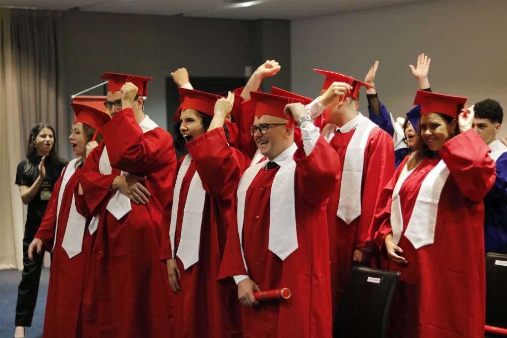 Rhema: alunos celebram a Palavra da Fé nas formaturas