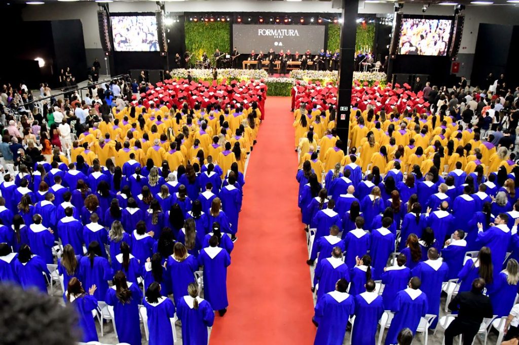 Rhema: alunos celebram a Palavra da Fé nas formaturas