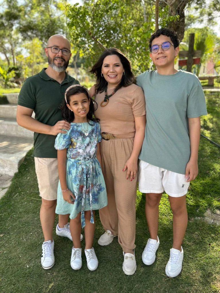 Tiago e Tayanny com os filhos Pedro Henrique e Rebeca