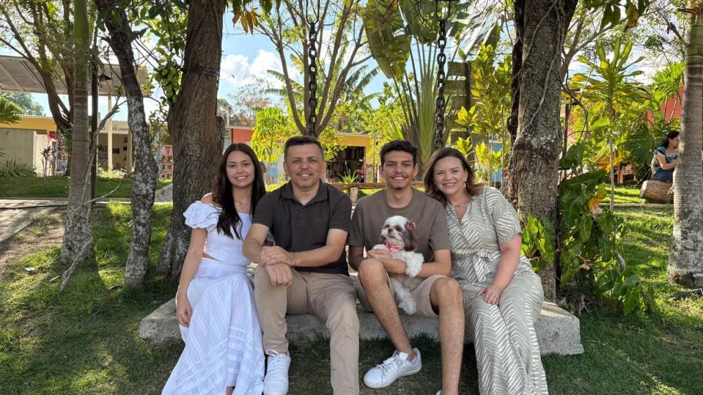 Flávio e Técia com os filhos Aimée e Gabriel