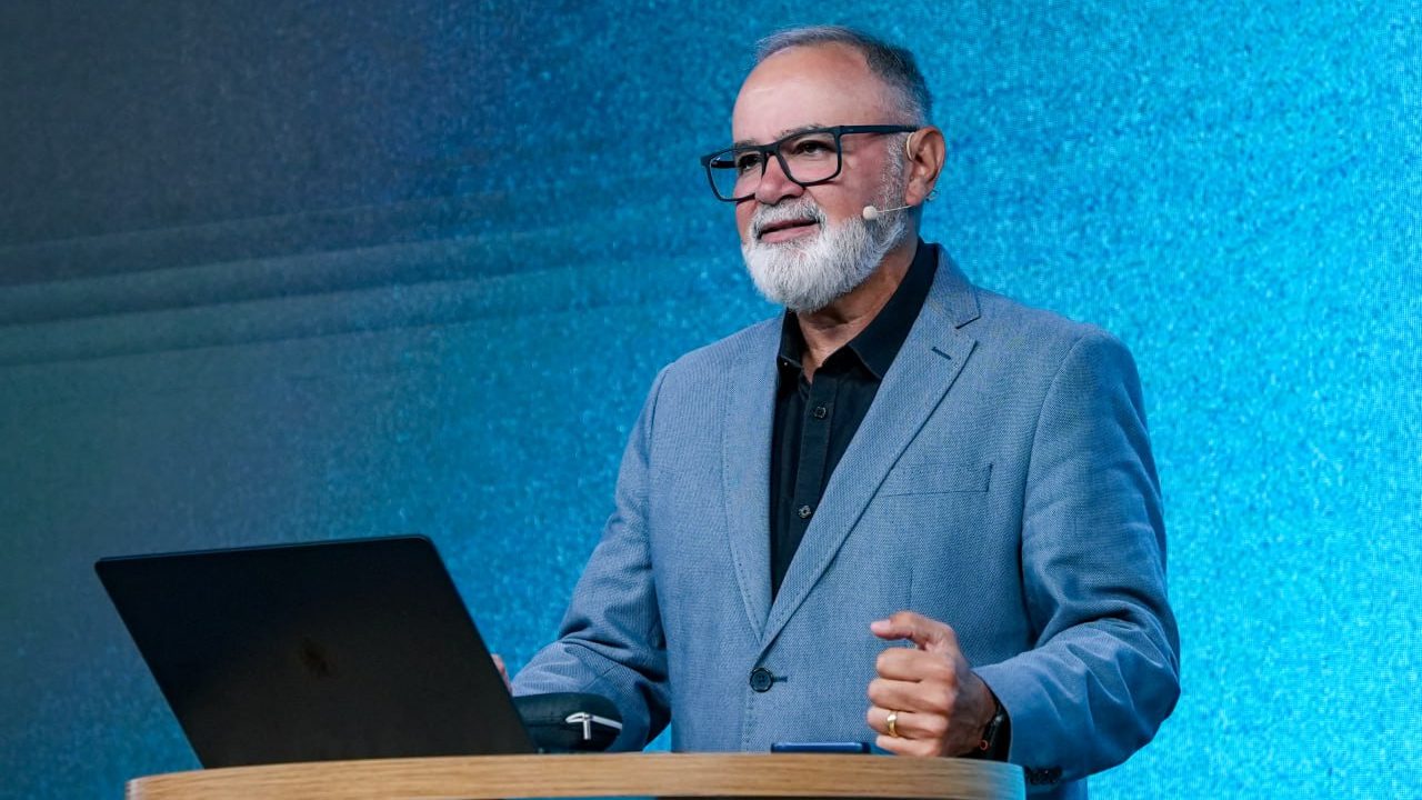 Ap. Guto ministrou aula inaugural da Escola Bíblica na Europa