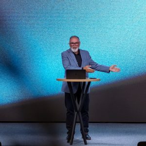 Ap. Guto ministrou aula inaugural da Escola Bíblica na Europa