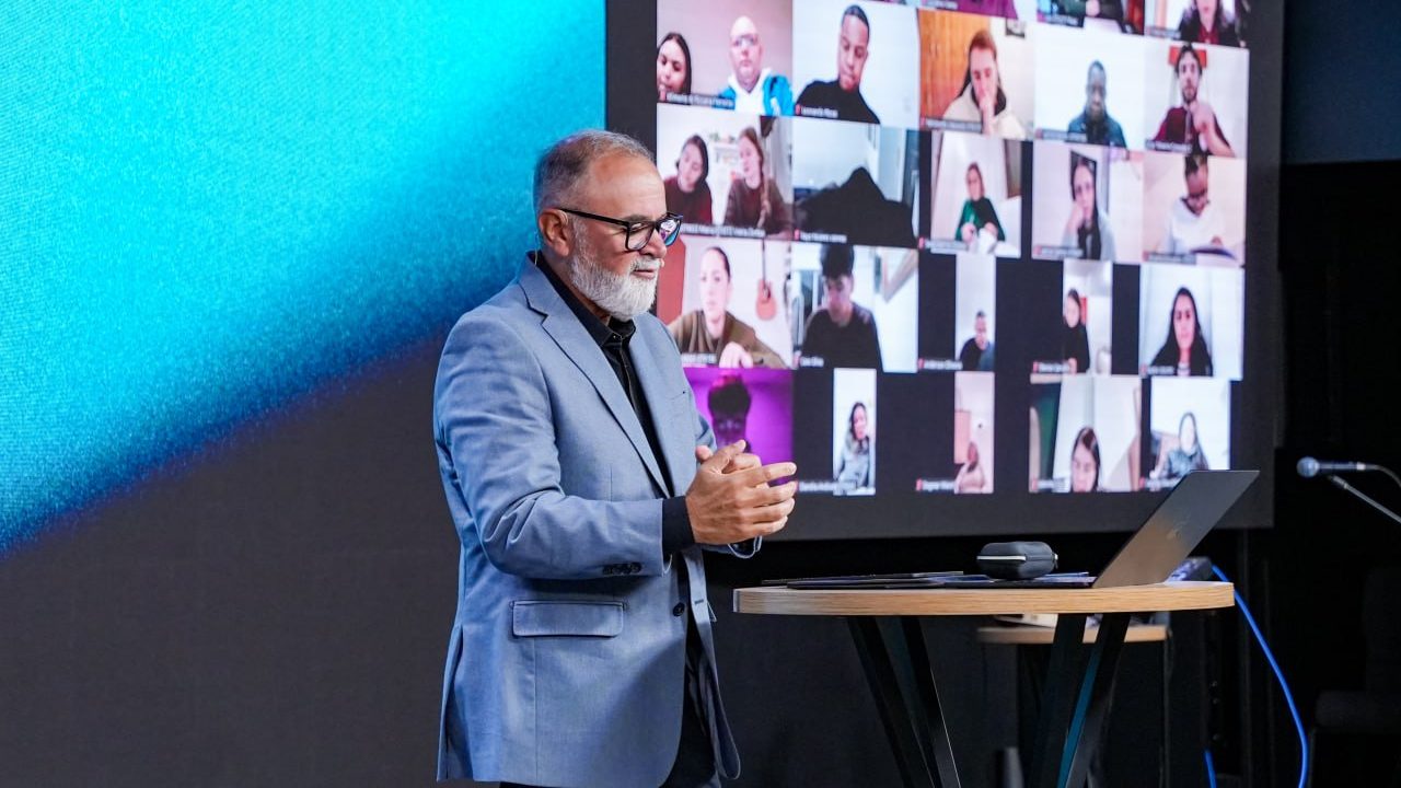 Ap. Guto ministrou aula inaugural da Escola Bíblica na Europa