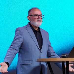 Ap. Guto ministrou aula inaugural da Escola Bíblica na Europa