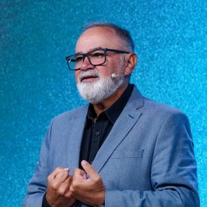 Ap. Guto ministrou aula inaugural da Escola Bíblica na Europa