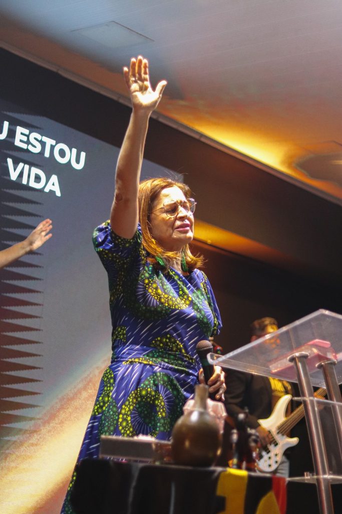 Graduada de Missões abordou evangelismo em culto em Alagoas