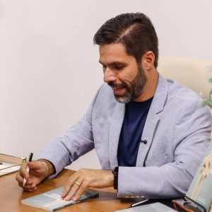 Ministração se torna livro e marca lançamento na Editora Rhema