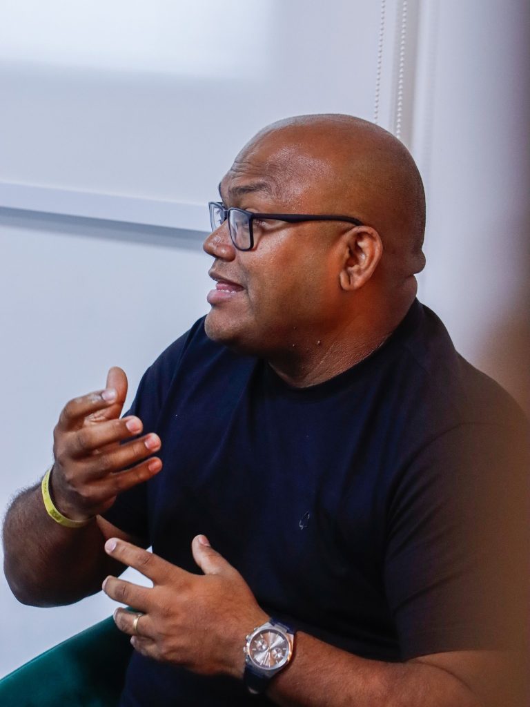 Pastor supera passado e inspira com história de transformação