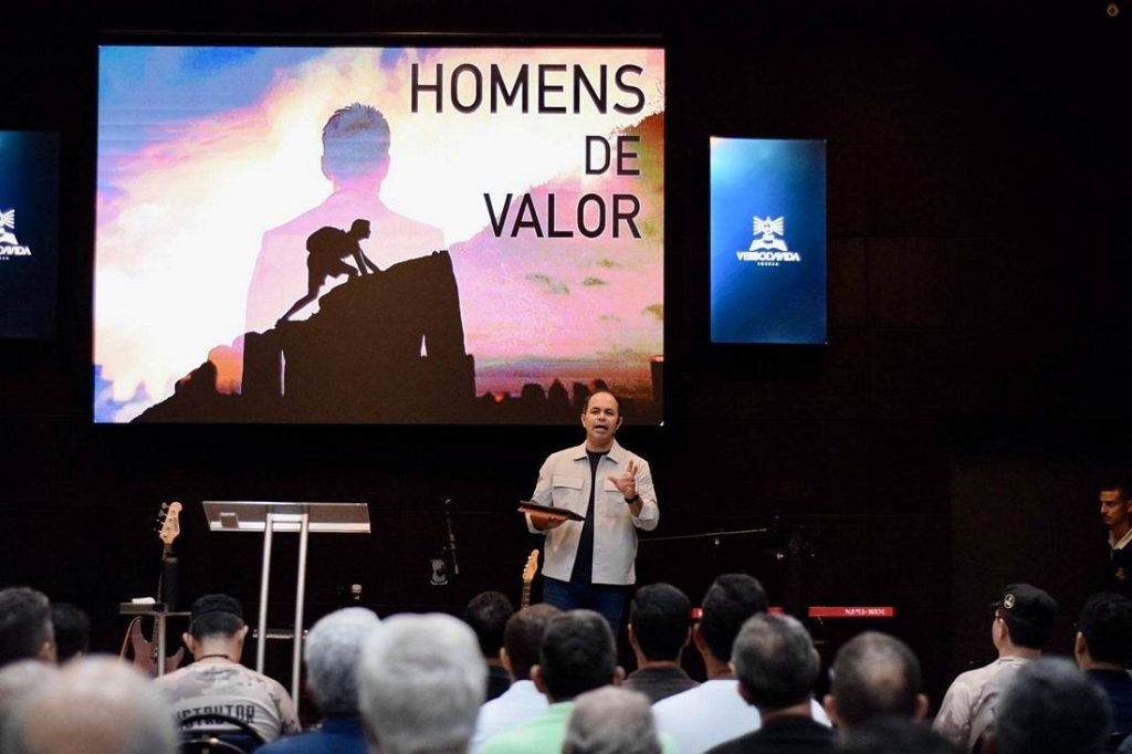 Homens são despertados para responsabilidade em conferência