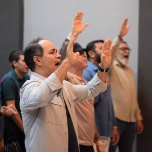 Homens são despertados para responsabilidade em conferência