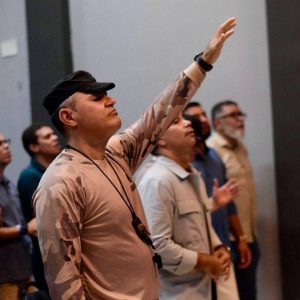 Homens são despertados para responsabilidade em conferência