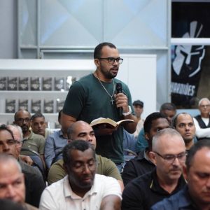 Homens são despertados para responsabilidade em conferência