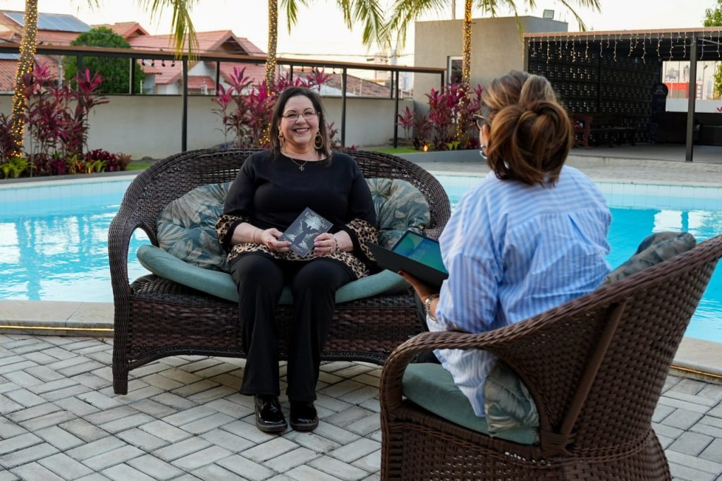 Conheça Elia Nicholas e o chamado à oração que transforma