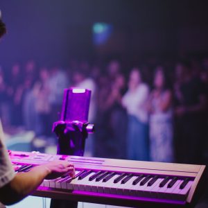 Conferência reuniu jovens e destacou identidade em Cristo