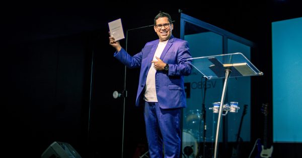 André Martins lançou livro e inspirou mensagem de identidade