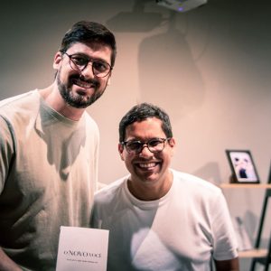 André Martins lançou livro e inspirou mensagem de identidade