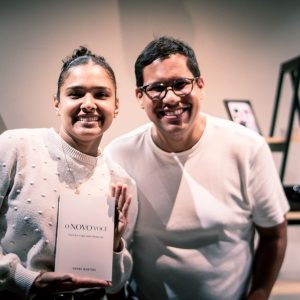 André Martins lançou livro e inspirou mensagem de identidade