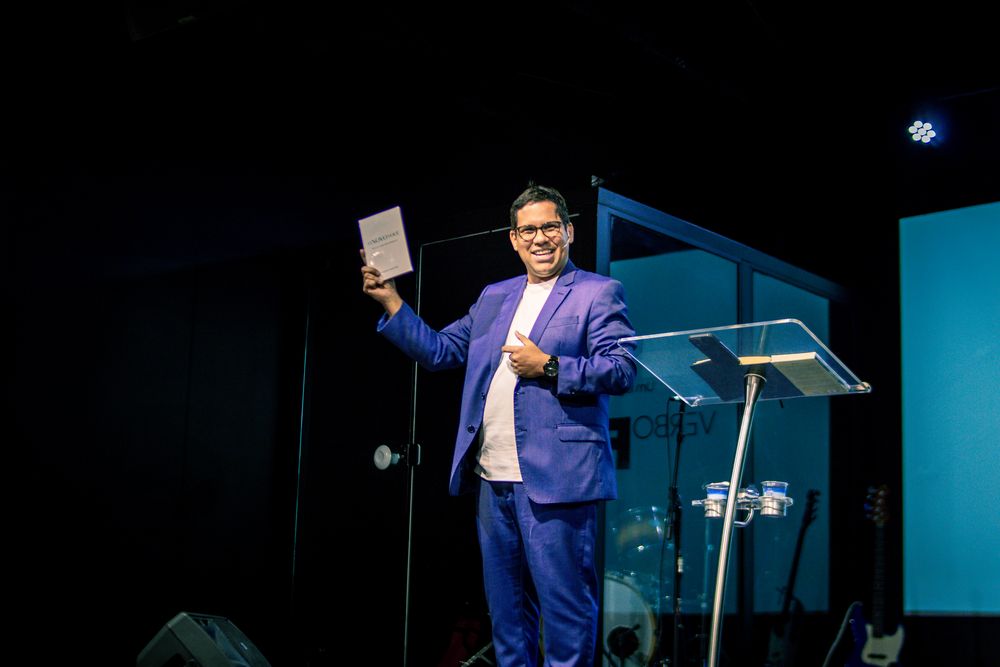 André Martins lançou livro e inspirou mensagem de identidade