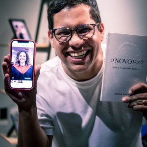 André Martins lançou livro e inspirou mensagem de identidade