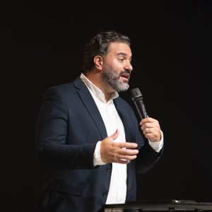 Guto Emery abrilhantou cultos de aniversário em Arujá (SP)