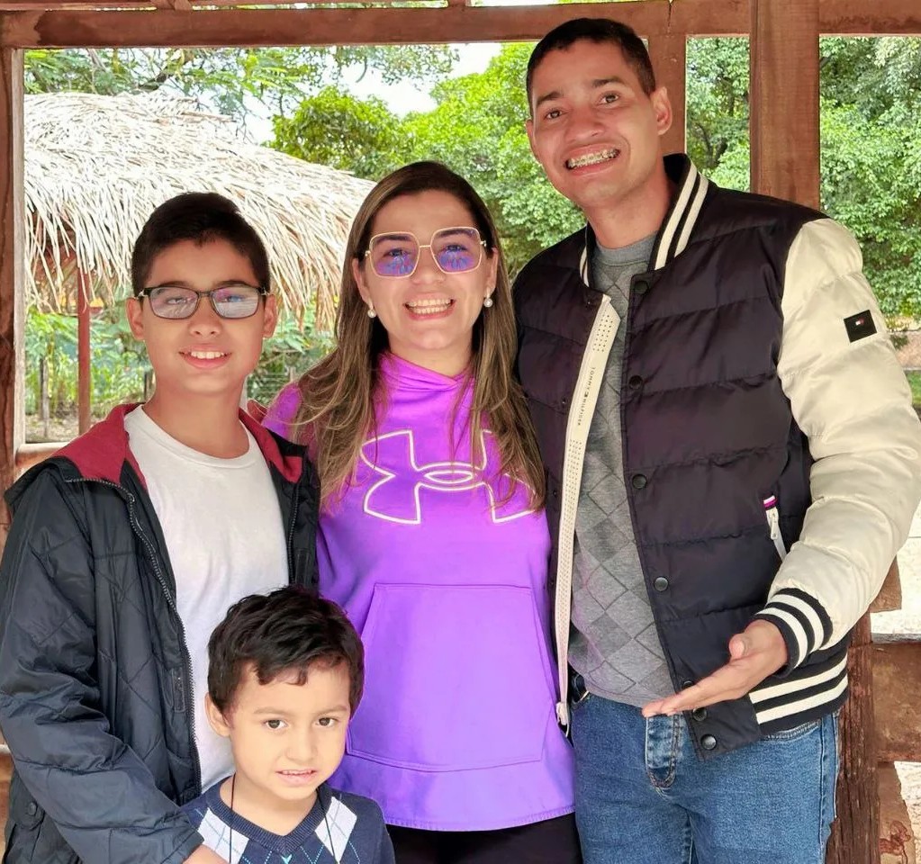 Alexsandro e Idaly com os filhos