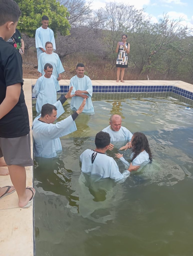 Pastor Marco batizando