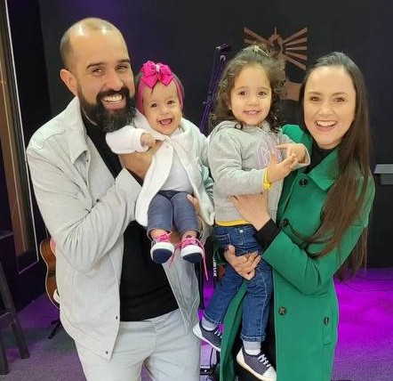 Guilherme e Tamirys com as filhas