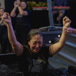 Histórias de restauração emocionaram durante batismo em RS