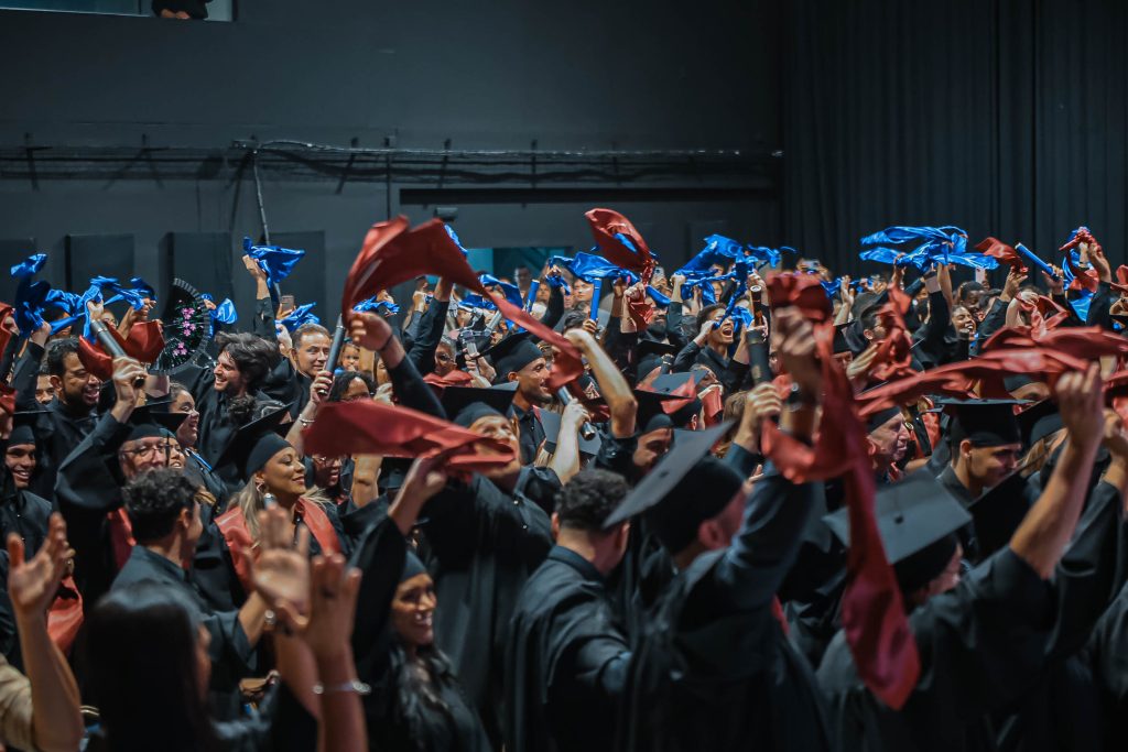 Em clima de festa, alunos celebraram formatura em Leiria (PT)