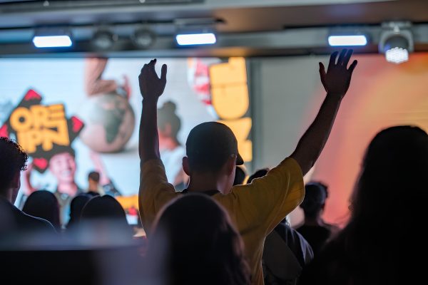 Jovens reivindicam posse de nações durante consagração