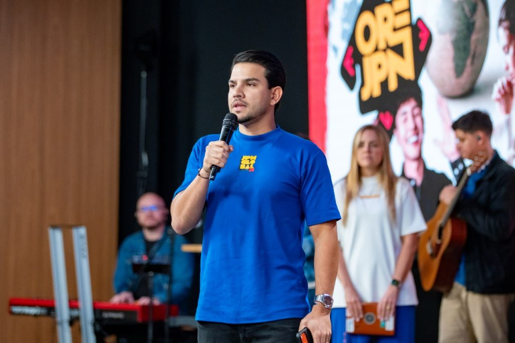 Jovens reivindicam posse de nações durante consagração