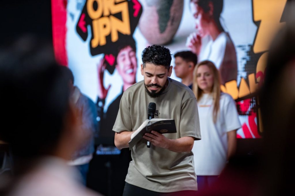 Jovens reivindicam posse de nações durante consagração