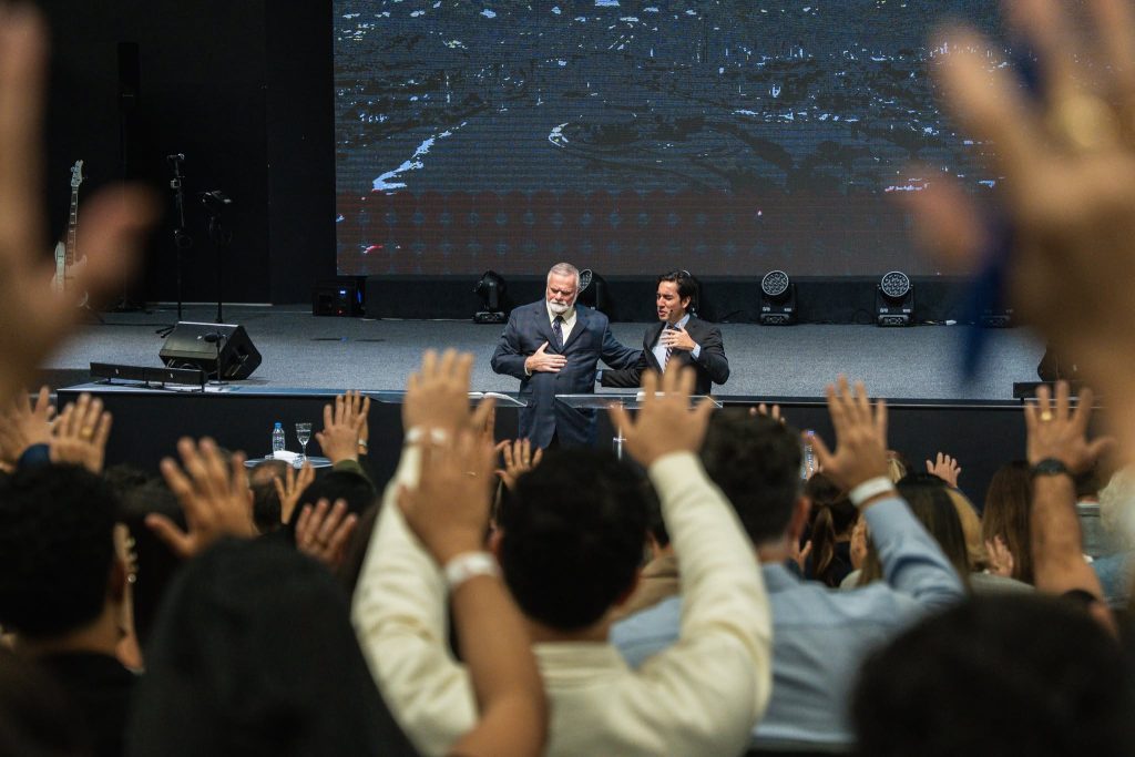 Público é encorajado por inteiro na metade do evento

