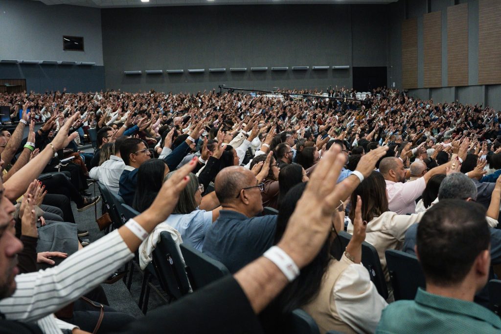 Público é encorajado por inteiro na metade do evento

