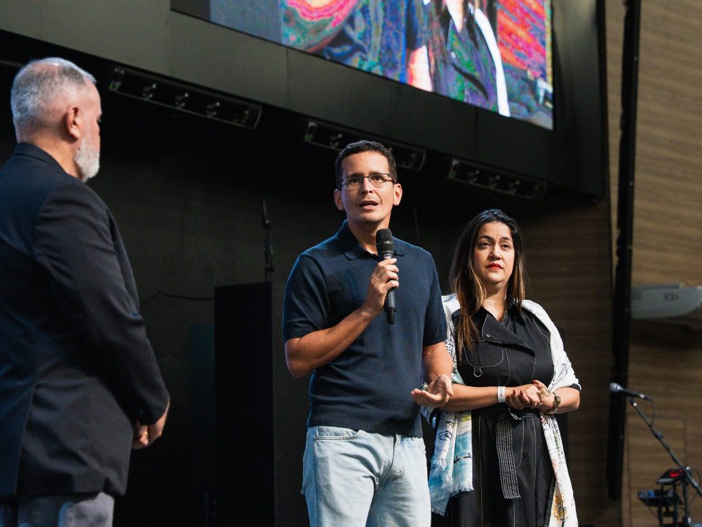 Público é encorajado por inteiro na metade do evento

