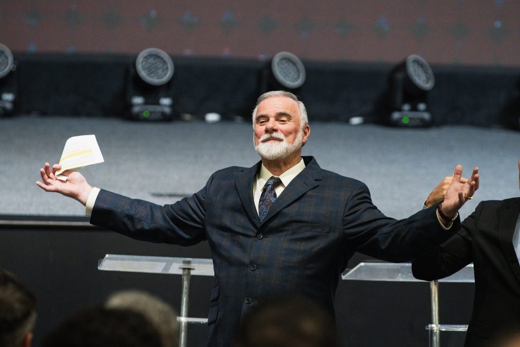 Público é encorajado por inteiro na metade do evento

