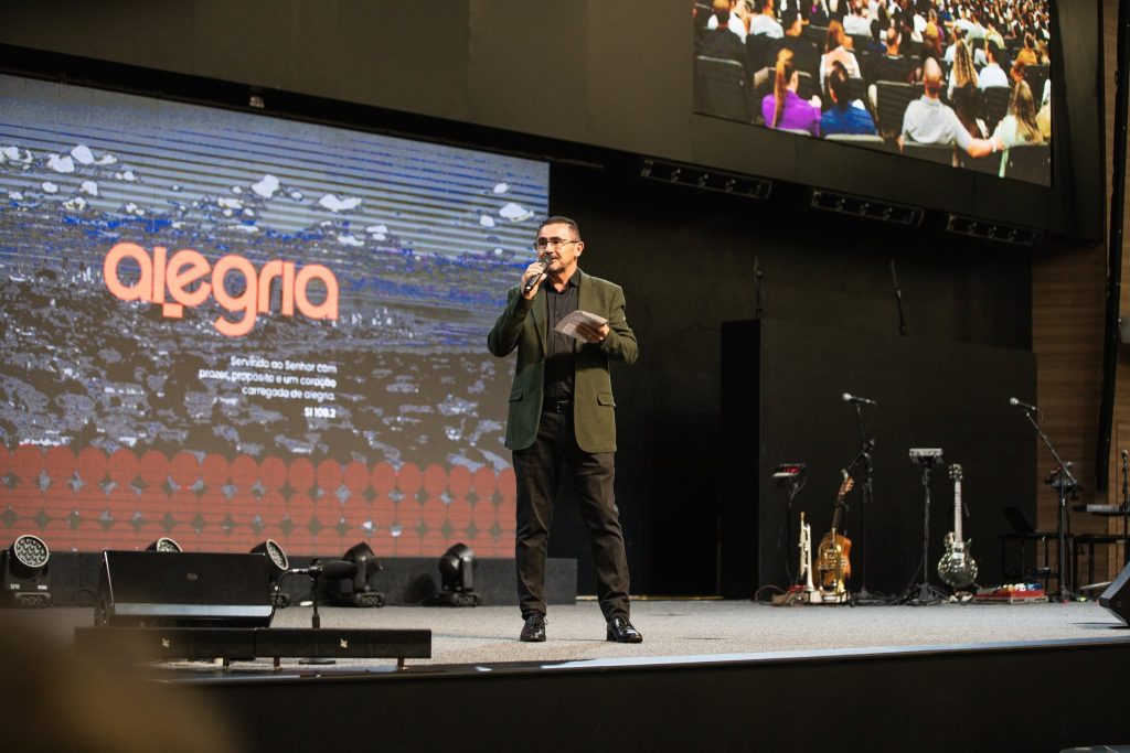 Público é encorajado por inteiro na metade do evento

