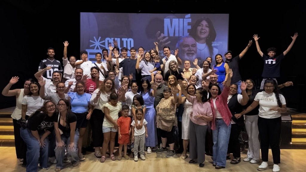 Visita do Ap. Guto Emery e família fortaleceu à igreja em Madrid Sul, Espanha