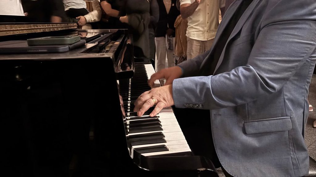 Pastor Eliezer Rodrigues surpreende ministros no hall do hotel