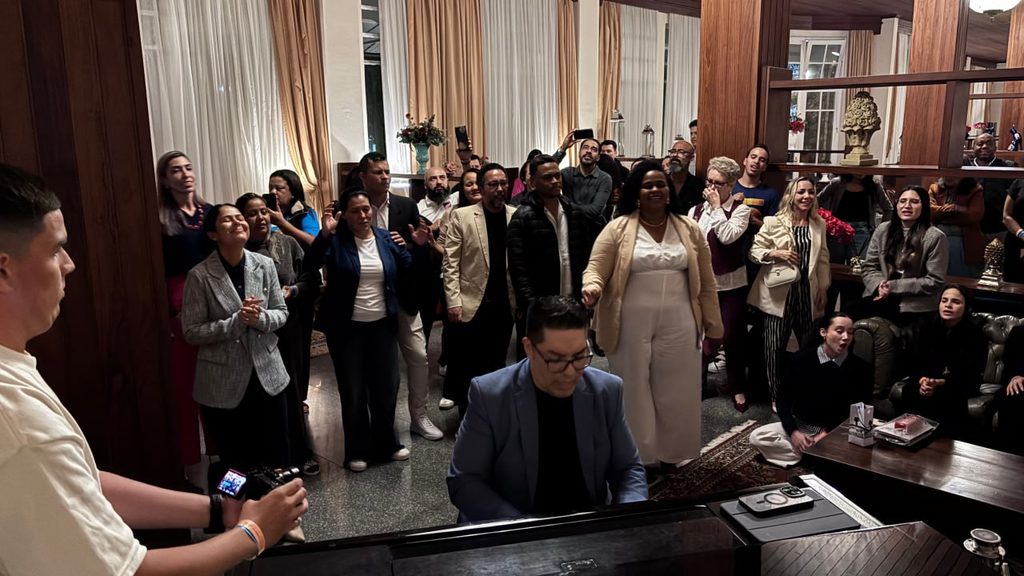 Pastor Eliezer Rodrigues surpreende ministros no hall do hotel