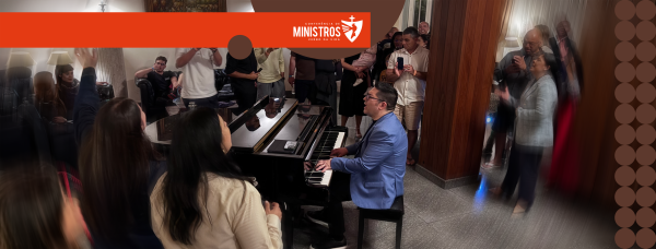 Pastor Eliezer Rodrigues surpreende ministros no hall do hotel