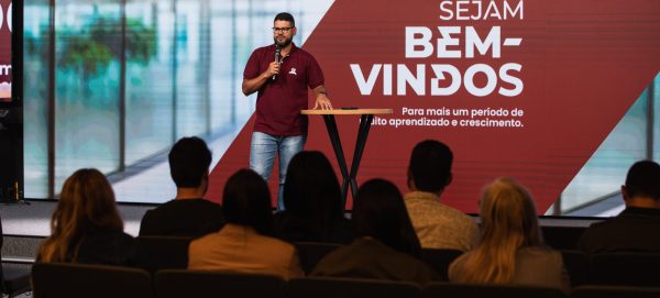 Guto também ressaltou a permanência da visão que sustenta a Escola ao longo dos anos. Segundo ele, embora alguns aspectos tenham sido lapidados, os fundamentos permanecem. “A Escola de Ministros permanece a mesma e a gente segue com a mesma garra, a mesma força de sempre transmitir as mesmas verdades. E esse é o segredo que a gente tem de ter tanto sucesso no Ministério: o de continuar com as mesmas bases”, declarou.